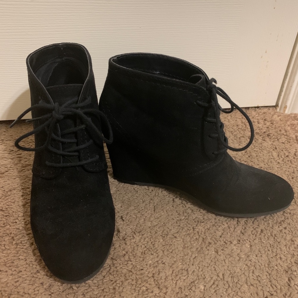 Black wedges
